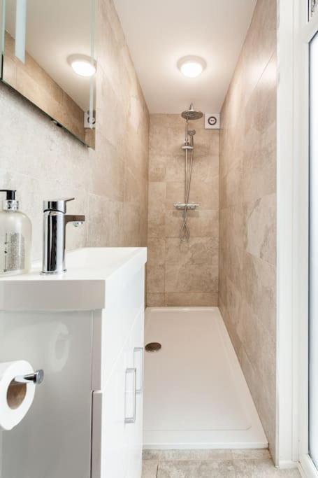 One Bedroom Apartment, Driveway, Bracknell Centre Экстерьер фото
