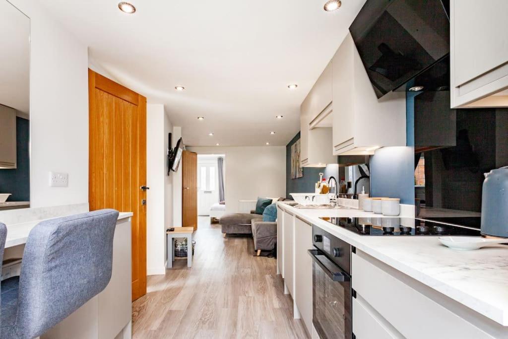 One Bedroom Apartment, Driveway, Bracknell Centre Экстерьер фото