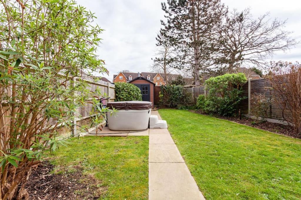 One Bedroom Apartment, Driveway, Bracknell Centre Экстерьер фото